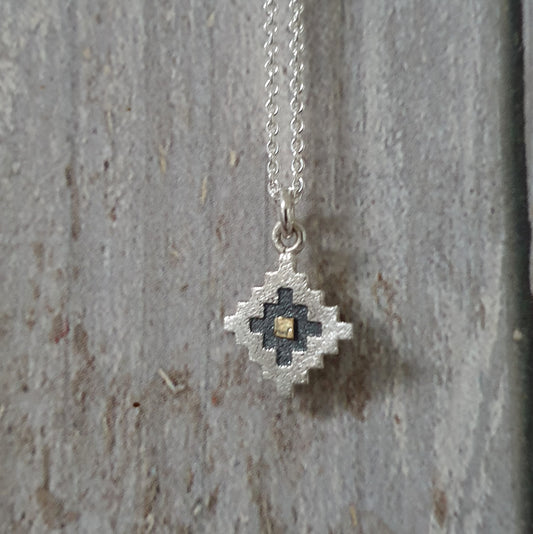 Åkle - smykke med ein tanke gull