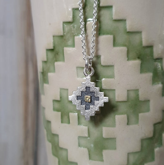 Åkle - smykke med ein tanke gull