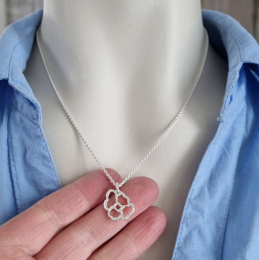 Valmue med hamra overflate